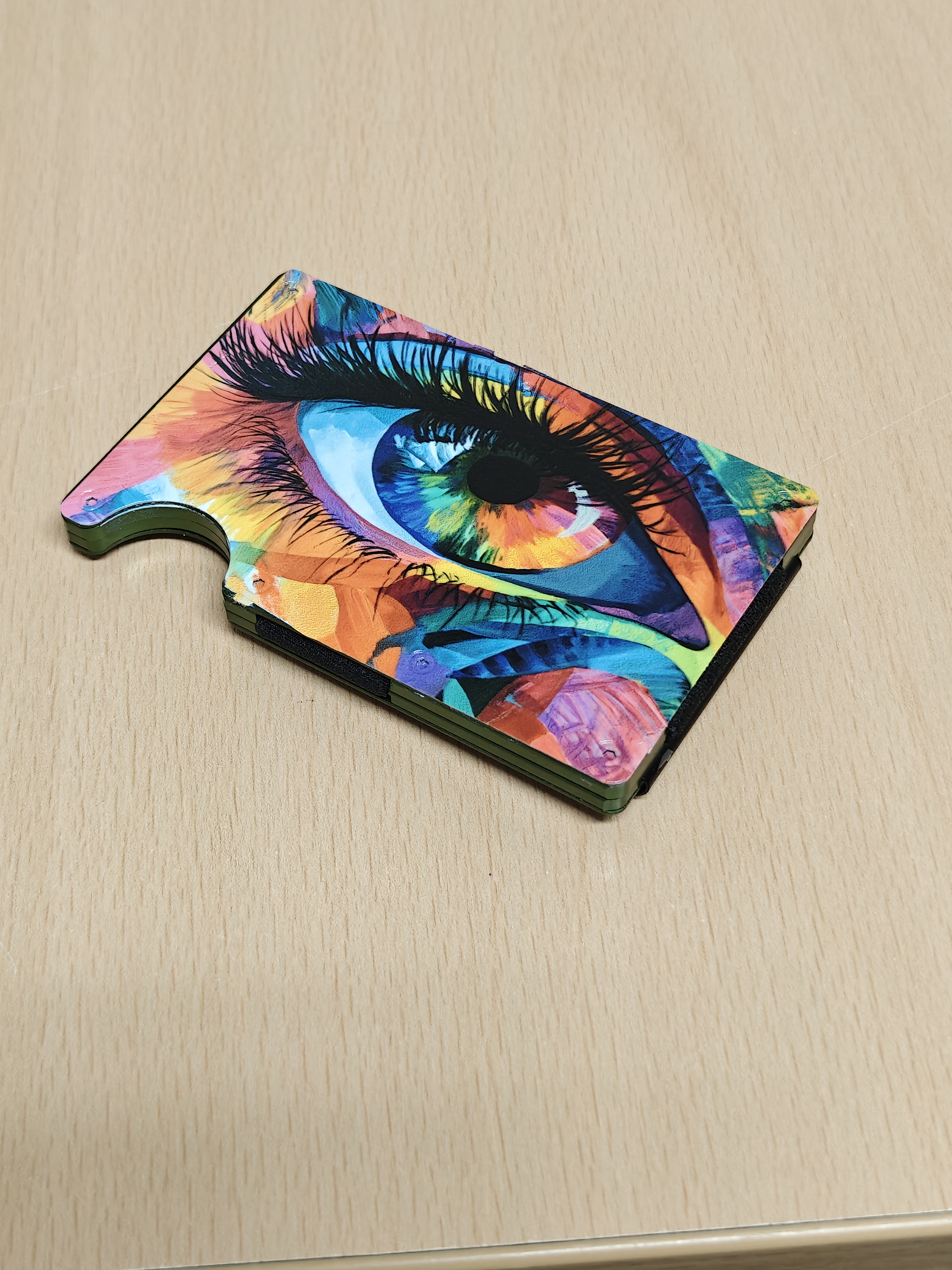 Pasjeshouder met kleurrijke oogprint